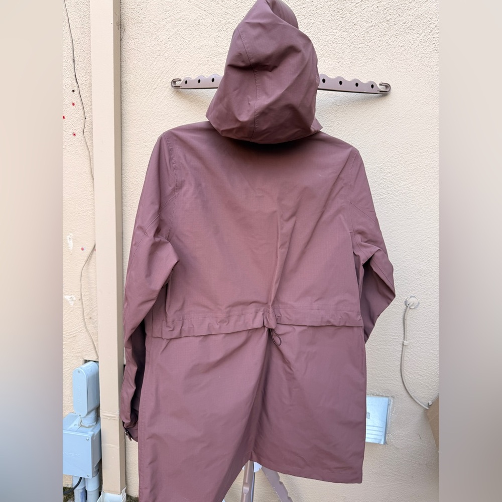 Vuori Women's Palisades Raincoat - Picture 2 of 5